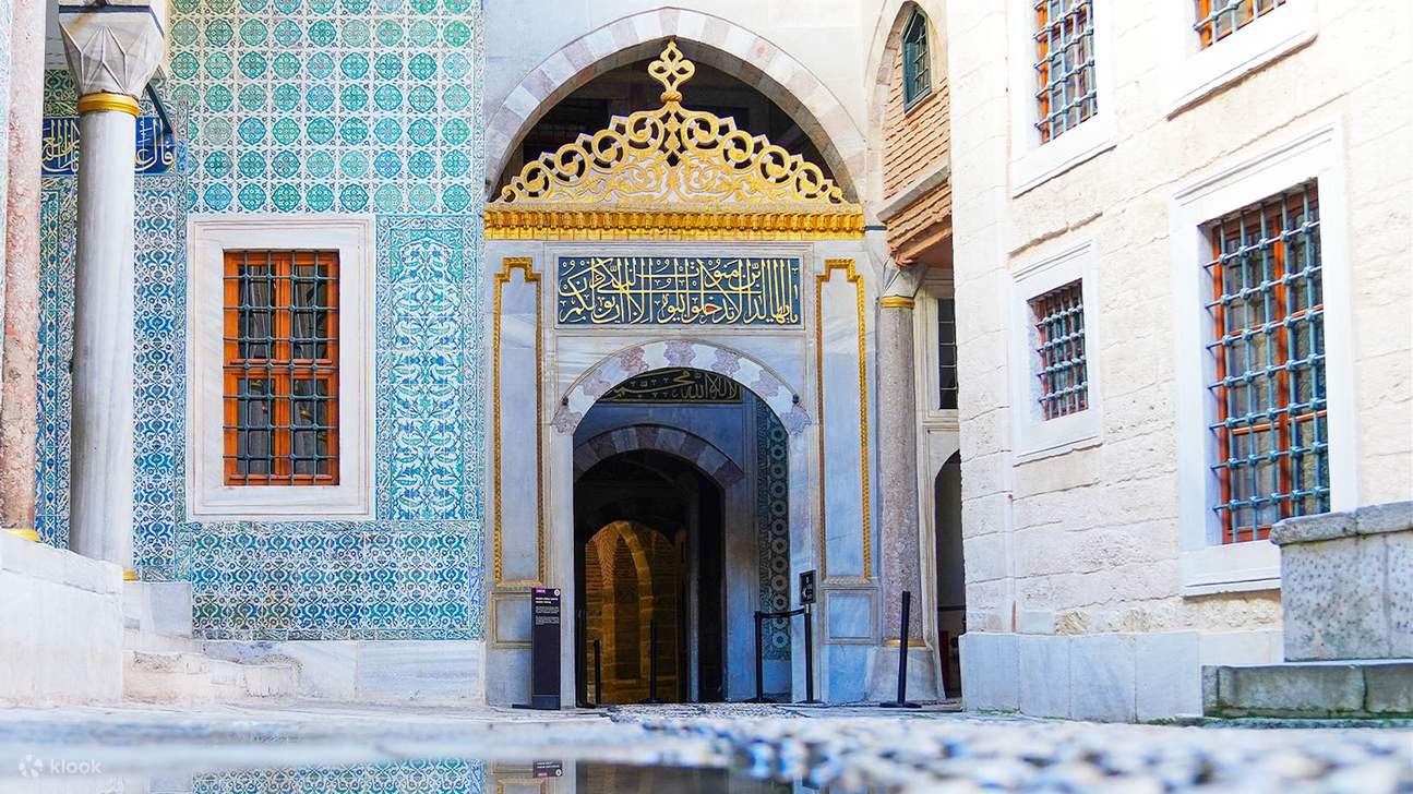 Beristirahatlah di air mancur mosaik yang dikelilingi oleh keheningan dan kemegahan sejarah